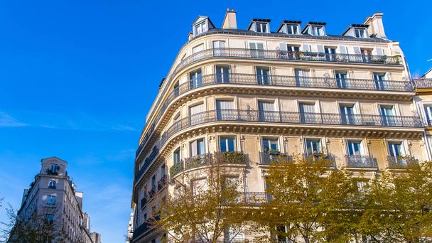 Parijs, typische gevel en ramen, mooi gebouw rue Reaumur - Foto, afbeelding