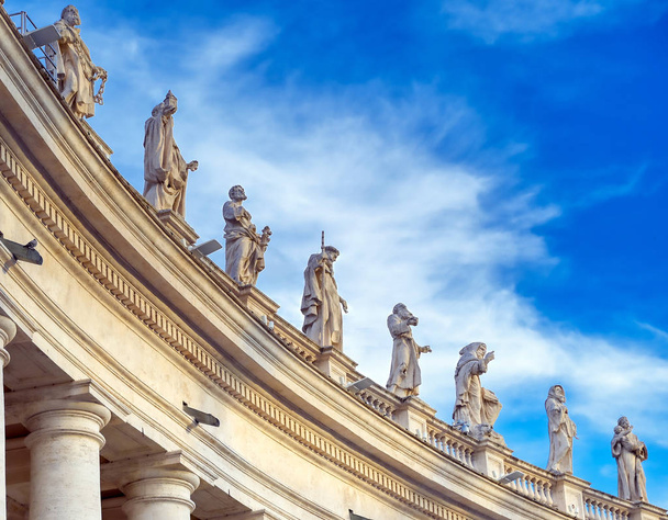 Vatican City - May 30, 2019 - St. Peter's Basilica and St. Peter's Square located in Vatican City near Rome, Italy. - Foto, afbeelding