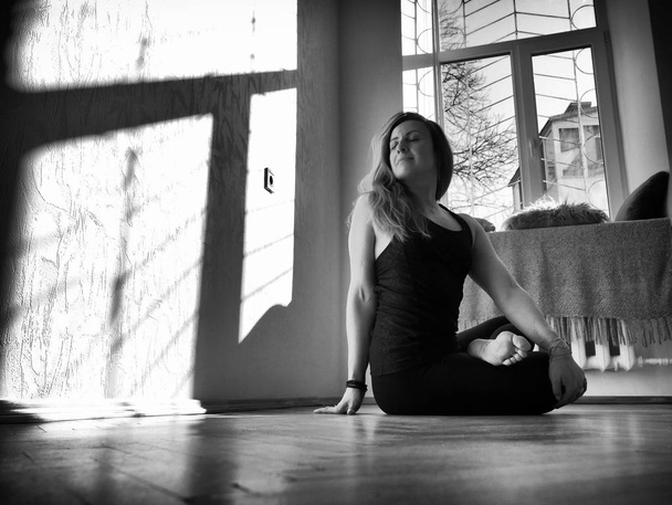 Clases de yoga en el gimnasio, en casa, en cualquier lugar con puntas de incienso aromatizadas
 - Foto, Imagen