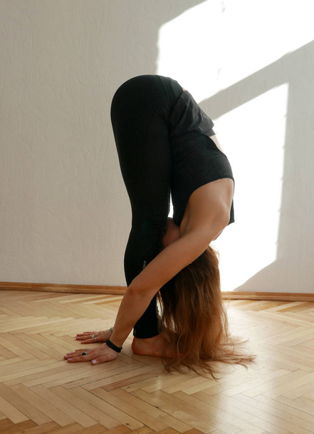 Cours de yoga dans la salle de gym, à la maison, partout avec de l'encens aromatisé stiks
 - Photo, image