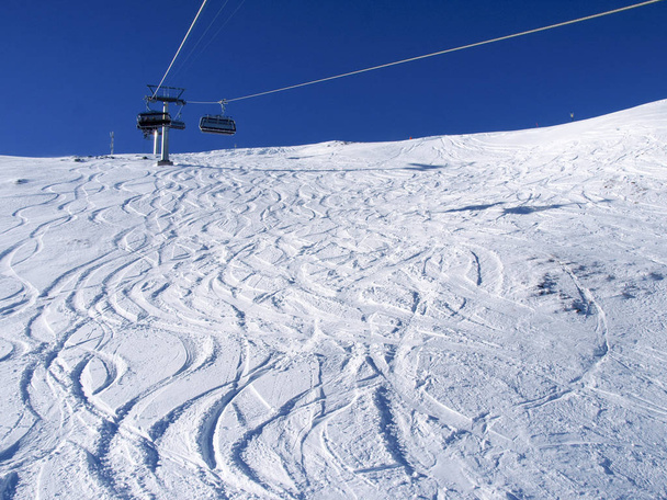Savognin: region, pokryte śniegiem góry i stoki narciarskie - Zdjęcie, obraz