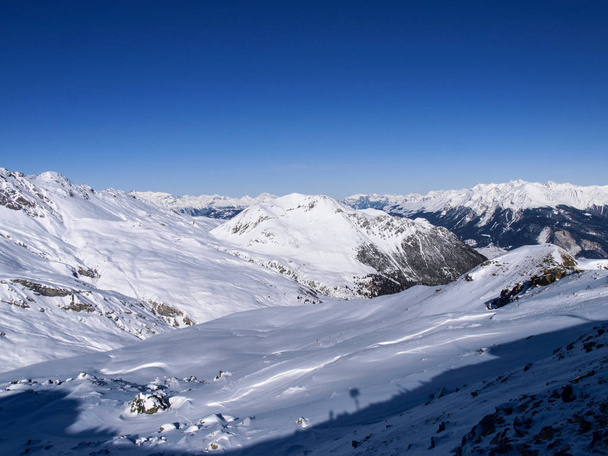 Savognin: bölge, karla kaplı dağlar ve kayak yamaçları - Fotoğraf, Görsel