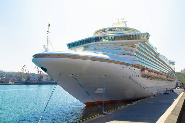 Zonnige dagfoto van het witte cruiseschip bij de pier - Foto, afbeelding