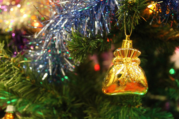 Karácsonyfa fényes dekorációk, játékok az új év ünnep / fotó karácsonyfa. faágak zöld tűkkel. Ékszert viselnek. különböző fényes koszorúk és játékok. - Fotó, kép