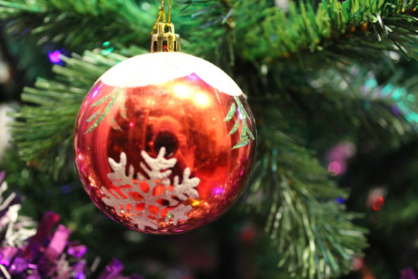 Árbol de Navidad con decoraciones brillantes, juguetes en las vacaciones de año nuevo / árbol de Navidad foto. ramas con agujas verdes. Llevan joyas. diferentes guirnaldas brillantes y juguetes
. - Foto, Imagen