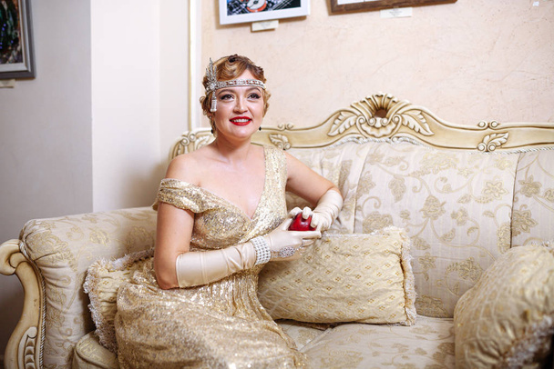 gatsby estilo 20-30 anos de idade menina no vestido cinzas noite brilhante
 - Foto, Imagem