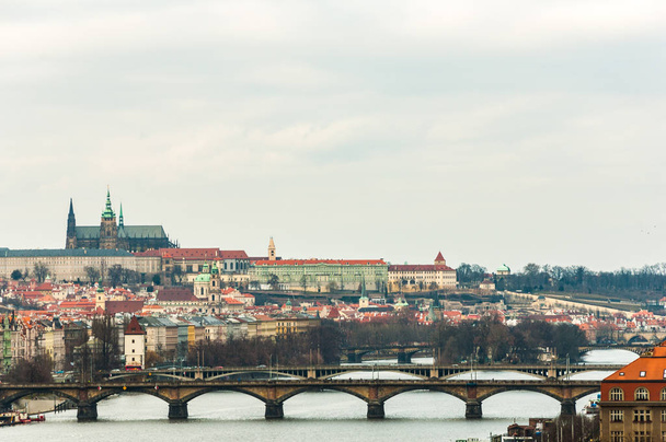 Дивовижний краєвид на Прагу з гори. - Фото, зображення