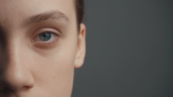 Nuori nainen laittaa meikkivoiteen kasvoilleen sormellaan
 - Materiaali, video