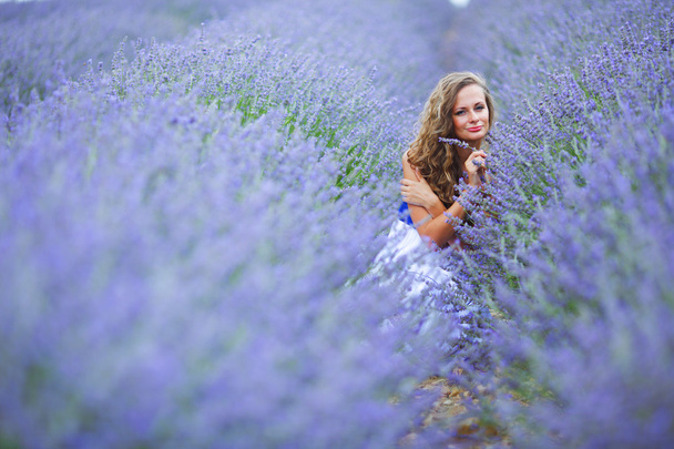Woman standing on a lavender field - Foto, Imagem