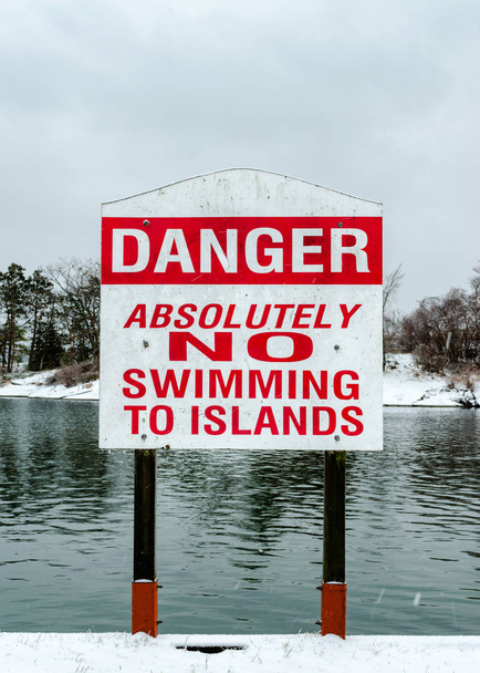 "Žádné plavání "znamení na řece St Lawrence v zimě. - Fotografie, Obrázek
