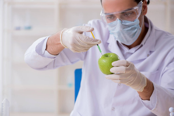 Männlicher Ernährungsexperte testet Nahrungsmittel im Labor - Foto, Bild