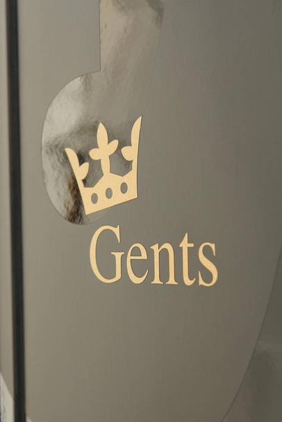 caballeros toilette icono en la puerta
 - Foto, Imagen