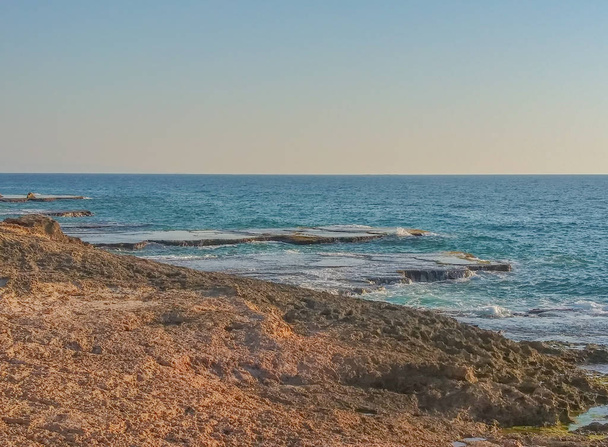 La côte méditerranéenne à Rosh Hanikra, dans la région de Galilée occidentale dans le district nord d'Israël
. - Photo, image