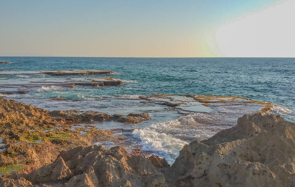 A Földközi-tenger partja Rosh Hanikra, Nyugat-Galileában, Izrael északi körzetében. - Fotó, kép