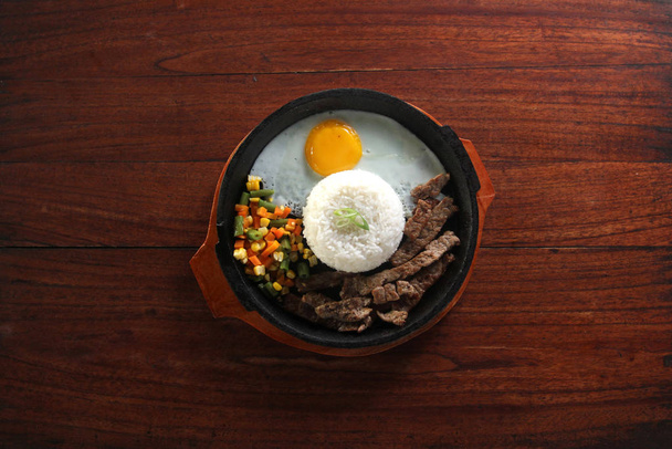 Keittolevy naudanliha pippuri riisi muna
 - Valokuva, kuva