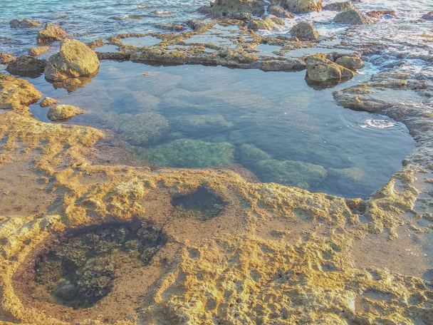 Välimeren rannikko Rosh Hanikrassa, Länsi-Galilean alueella Israelin pohjoisosassa
. - Valokuva, kuva