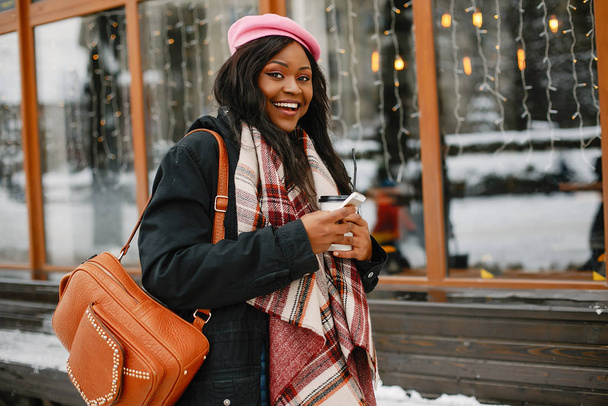 Elegant black girl in a winter city - Foto, imagen