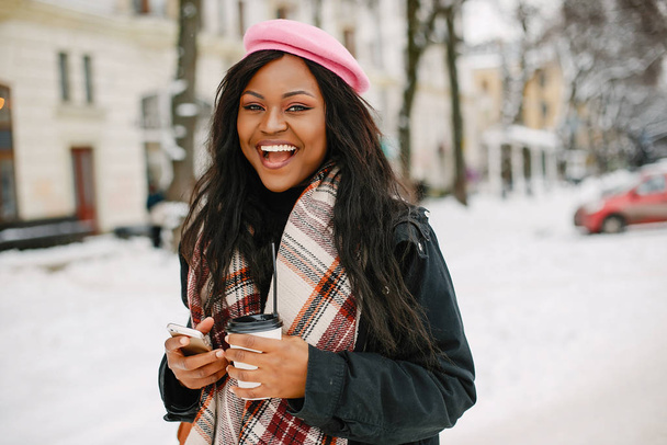 Elegant black girl in a winter city - Valokuva, kuva