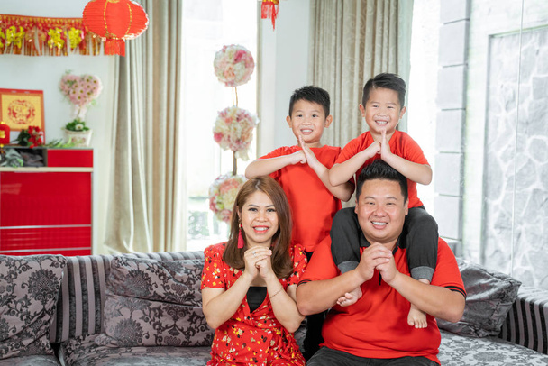 Asian family with two son smiling and congrat of Lunar New Year looking at camera - Foto, immagini