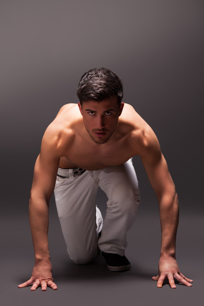 молодой красивый мускулистый мужчина - Фото, изображение