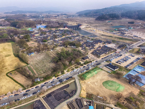 Цветущая весна традиционной деревни Гёхон, Кёнджу, Корея
 - Фото, изображение