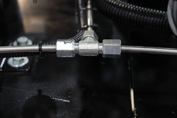Drei Verknüpfungen des Rohrleitungssystems in industrila Maschine; Ingenieur - Foto, Bild