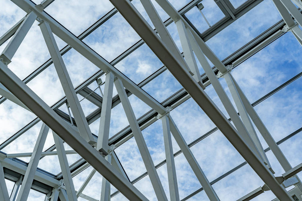 el diseño moderno abstracto de la ventana grande dentro del edificio contra el cielo
 - Foto, Imagen