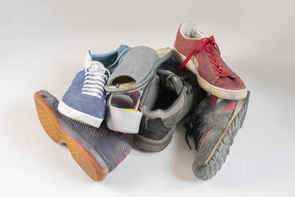 grupo de sapatos novos e usados, mistura de diferentes modelos par na superfície preta e branca
 - Foto, Imagem