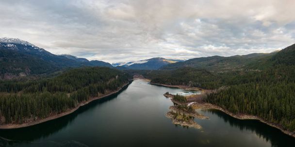 Aerial Panoramic View of Daisy Lake and Sea to Sky Highway in the Canadian Mountain Landscape - Foto, immagini