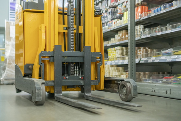 forklift in the warehouse working and lifting the boxes of new income products - Фото, зображення