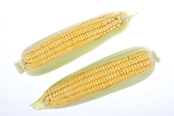 The close-up of corn, white background - Foto, afbeelding