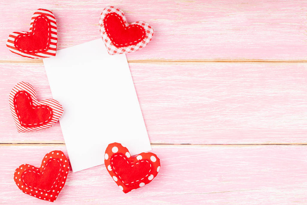 Valentines Day Pozadí s prázdnou bílou kartou a ručně vyráběné textilní srdce - Fotografie, Obrázek