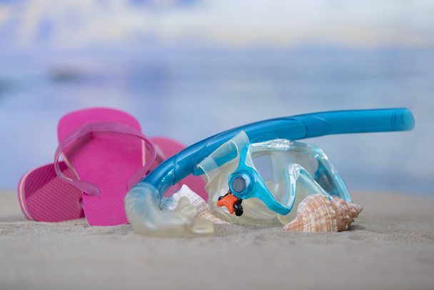 Gafas de buceo con conchas marinas y chanclas
 - Foto, Imagen