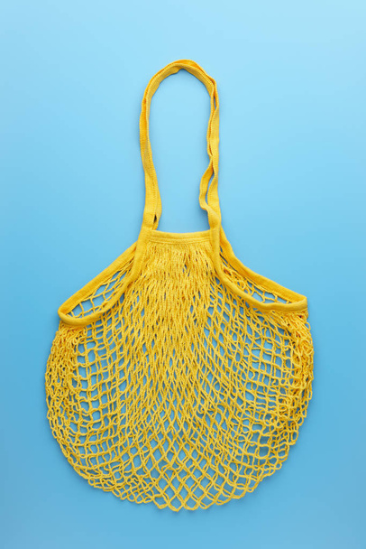 Mavi arkaplanda yeniden kullanılabilir ağ ürün çantası. - Fotoğraf, Görsel
