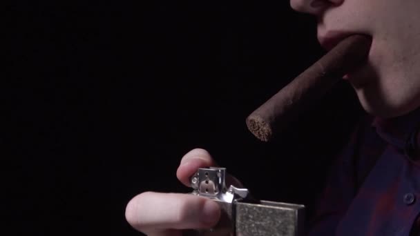 die Typen, die eine Zigarre rauchen - Filmmaterial, Video