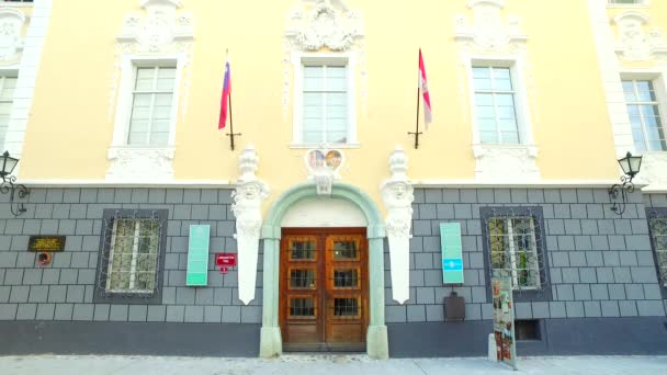 Ljubljana, Szlovénia, Európa, Juny 2018: A Szlovén Nemzeti Galéria fennállásának 100. évfordulója, a műalkotásokat őrző legfontosabb nemzeti intézmény. - Felvétel, videó