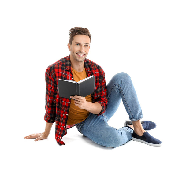 Красивий молодий чоловік читає книгу на білому тлі
 - Фото, зображення