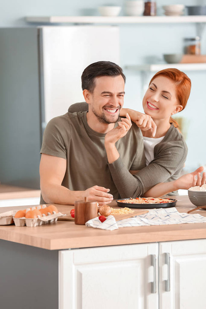 glückliches Paar kocht gemeinsam in Küche - Foto, Bild