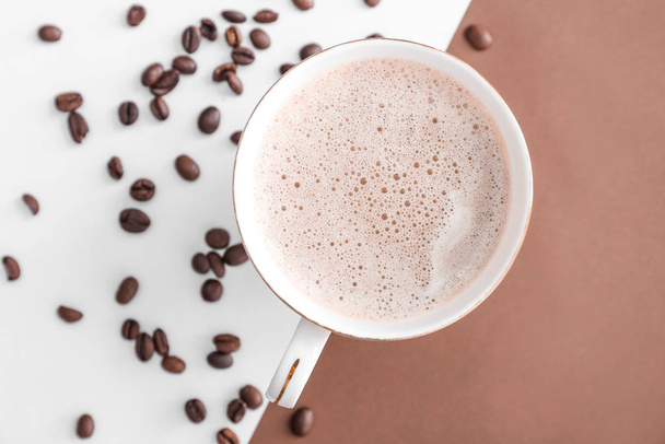 Чашка горячего кофе на цветном фоне - Фото, изображение
