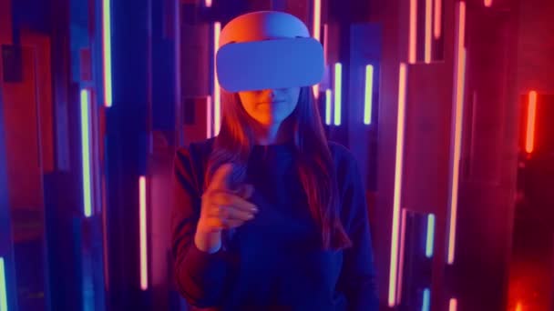 Femme debout essayant casque VR dans les néons
 - Séquence, vidéo