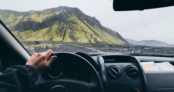 Vista do assento do motorista sobre a estrada para Landmannalaugar, Islândia
 - Foto, Imagem