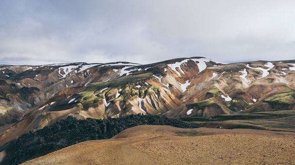 Montagnes colorées dans le parc national Landmannalaugar, Islande
 - Photo, image