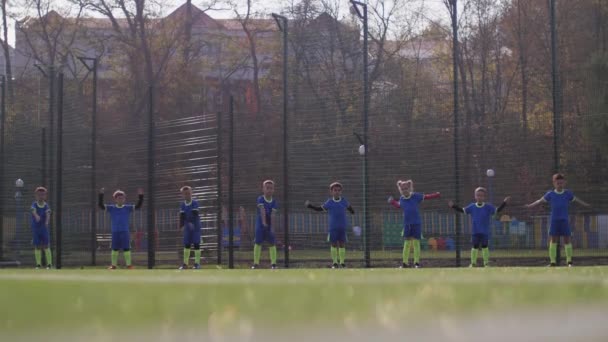 Piłkarze dla dzieci trening na miejskim placu zabaw - Materiał filmowy, wideo