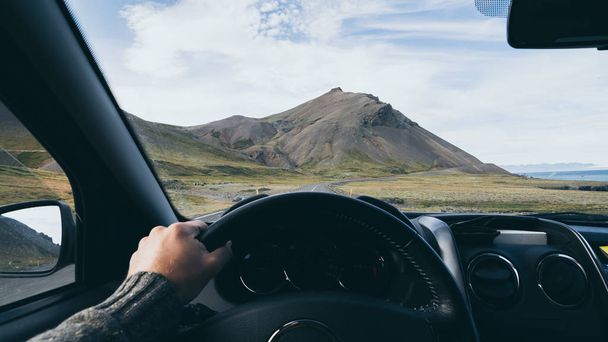 Widok z siedzenia kierowcy na nadmorskiej drodze w południowej Islandii - Zdjęcie, obraz