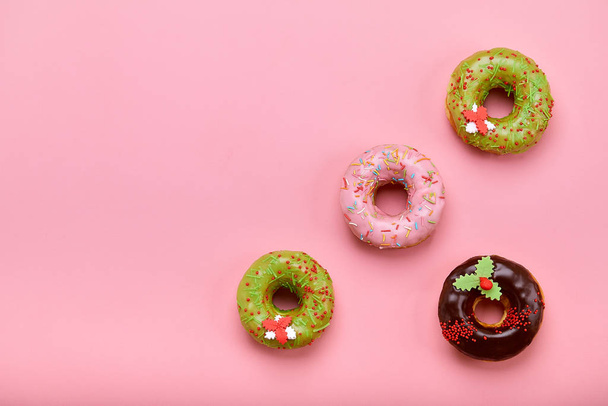 Doce donuts de cores diferentes, em um fundo rosa. Espaço de cópia, fundos azuis e rosa
 - Foto, Imagem