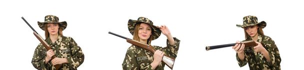 Chica en uniforme militar sosteniendo el arma aislada en blanco - Foto, imagen