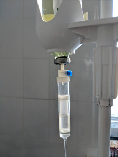Serum damlası (phleboclysis) çözeltisi şişeden damlayan ayrıntı - Fotoğraf, Görsel