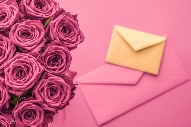 Lettre d'amour de vacances et livraison de fleurs, bouquet de luxe de rose
 - Photo, image