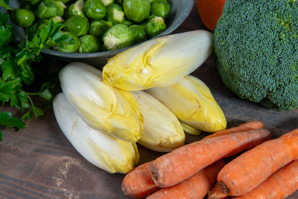 Бельгийские эндивии и сезонные овощи
 - Фото, изображение