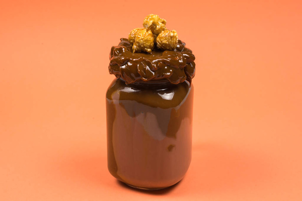 batido de chocolate con crema batida, galletas, gofres, servido
 - Foto, Imagen